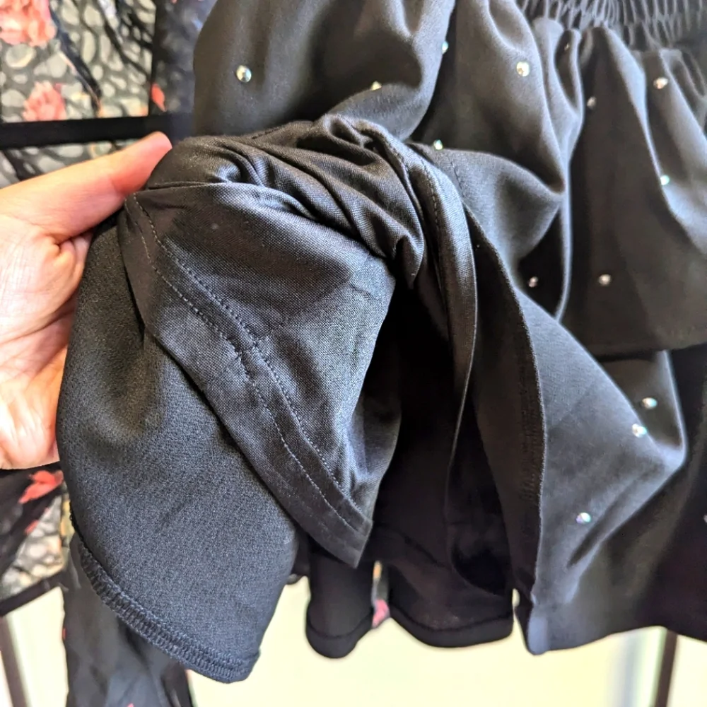 ๐ Couture ๐ black floral blouse and black ruffled mini skirt set - Picture 11 of 16